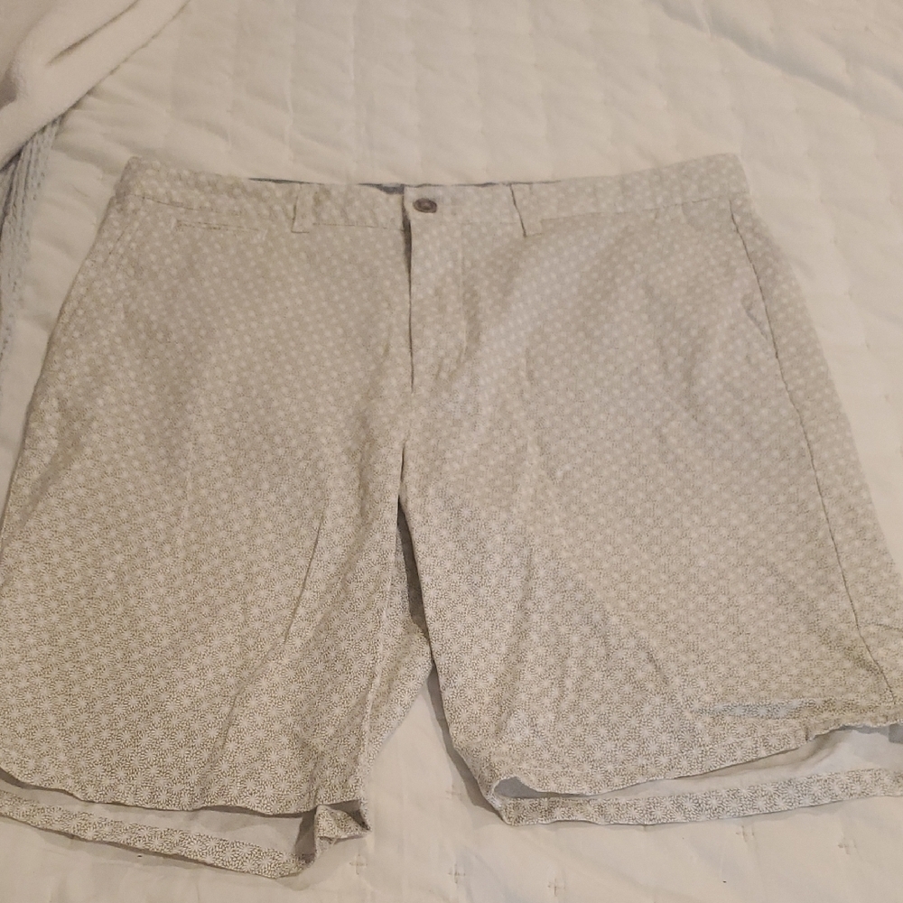 johnnie-O Gray and White Flat Front Shorts with Textured Fabric (Oyster)